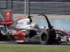 Pilot McLarenu Lewis Hamilton s prasklou pneumatikou, která ho připravila o lepší umístění ve Velké ceně Turecka formule 1.