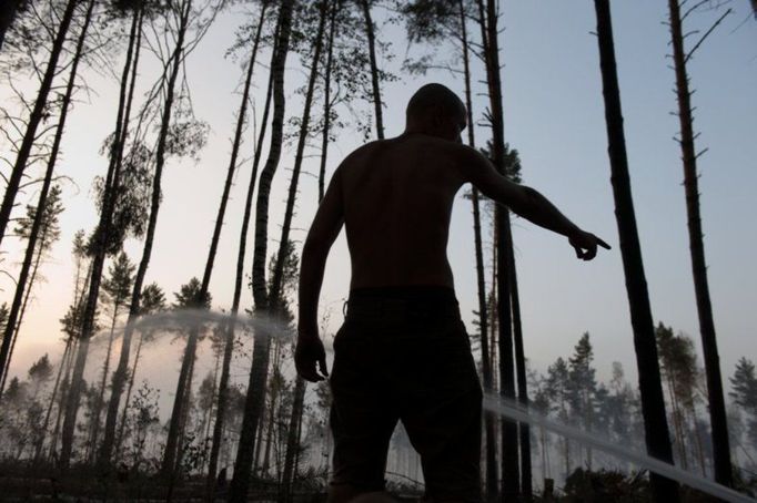 Stanislav Krupař: Oheň na vsi (Požáry v Rusku), Krjuša, Rjazaňská oblast, 12.-13.8.2010 (série)