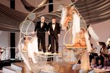 Genderová rovnováha: Steve Martin a Alec Baldwin v roli mužů moderátorů, které na pódium doprovázejí ženy v roli sexuálních objektů