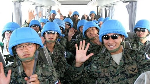 Členové mírových jednotek OSN přijíždějí do jiholibanonského města Súr.