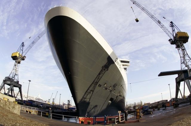 Queen Mary 2 pluje na servisní údržbu do doku