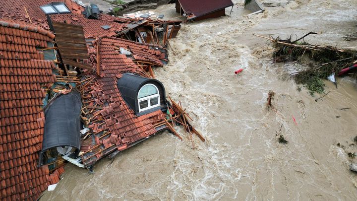 Ve Slovinsku se protrhla hráz na řece Mura, vrtulníky evakuovaly i několik Čechů
