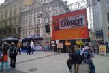 Aby toho nebylo málo, start akce na webu provázel i mítink v centru Prahy. Snímek byl pořízen mobilním přístrojem Nokia N86 8MP .