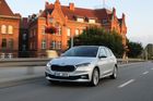 Aktuální Fabia začíná na 399 900 korunách s 59kW litrovým benzinovým tříválcem. Pohon předních kol s manuální převodovkou mají obě auta shodný. Jen dnes na Fabii vyděláváte mnohem kratší dobu, konkrétně 8,5 měsíce.