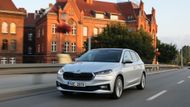 Aktuální Fabia začíná na 399 900 korunách s 59kW litrovým benzinovým tříválcem. Pohon předních kol s manuální převodovkou mají obě auta shodný. Jen dnes na Fabii vyděláváte mnohem kratší dobu, konkrétně 8,5 měsíce.