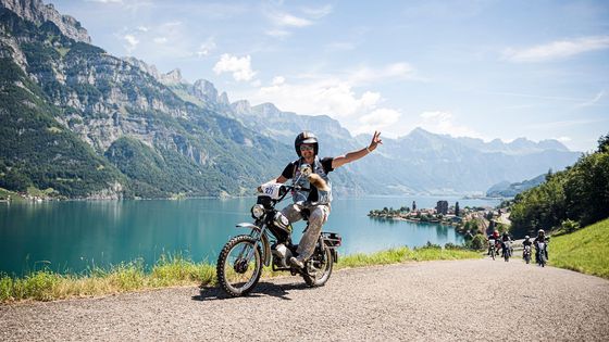 Foto: Velká jízda mopedů po Švýcarsku. Tisíc jezdců, krásné hory a žádný spěch