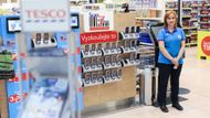 Moderní technologii si může vyzkoušet každý. Není potřeba karta Tesco Clubcard (na rozdíl od řetězce Globus, v němž si skener mohou půjčit jen držitelé zákaznické karty). U vchodu do hypermarketu si půjčíte skener – přenosný přístroj připomínající smartphone, umístit ho lze do držáku u nákupního vozíku.