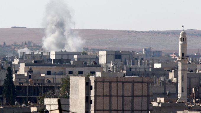 Pohled na město Kobani od turecké hranice.