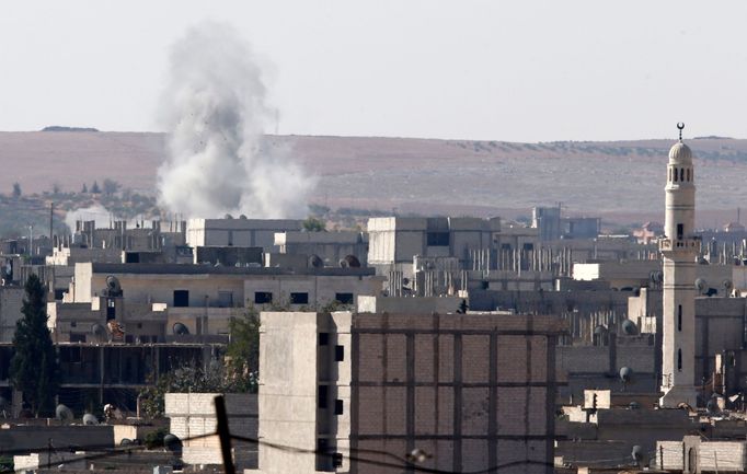 Pohled na Kobani od turecké hranice.