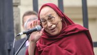 Tibetský duchovní vůdce hýřil optimismem, byl bezprostřední a několikrát dav rozesmál. To když například ocenil krásu zdejších žen, ale poté zdůraznil, že ta pravá krása se skrývá přece jen uvnitř.