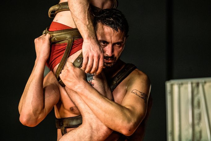 Snímek z cirkusového duetu Cuir.