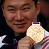 Zlatý olympijský medailista, jihokorejský střelec Jong-oh Jin po vzduchové vzduchové pistoli na 10 metrů na OH 2012 v Londýně.