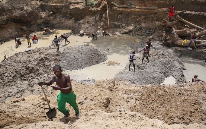 Těžba diamantů ve Středoafrické republice. Archivní foto z roku 2014