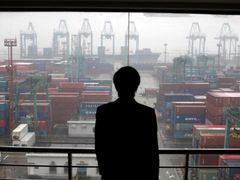 Do USA se z Číny (na snímku kontejnerový přístav v Šanghaji) valí levné zboží