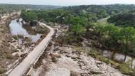 Záchranné týmy se od pondělí brodí bahnitými břehy řeky Guadalupe a pátrací letouny krouží nad záplavami zasaženým středem Texasu, zatímco šance na nalezení přeživších mezi desítkami pohřešovaných rychle mizí. Katastrofa si už vyžádala nejméně 96 životů, z nichž mnohé tvoří děti.