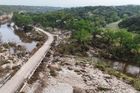 Záchranné týmy se od pondělí brodí bahnitými břehy řeky Guadalupe a pátrací letouny krouží nad záplavami zasaženým středem Texasu, zatímco šance na nalezení přeživších mezi desítkami pohřešovaných rychle mizí. Katastrofa si už vyžádala nejméně 96 životů, z nichž mnohé tvoří děti.