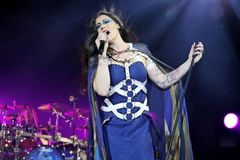 Recenze: Nightwish v Praze předvedli profesorský metalový kabaret bez tváře