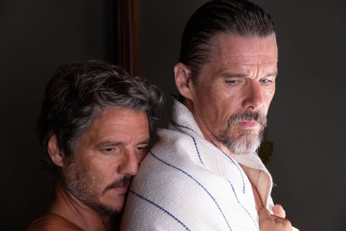 Pedro Pascal v roli Silvy a Ethan Hawke jako Jake.