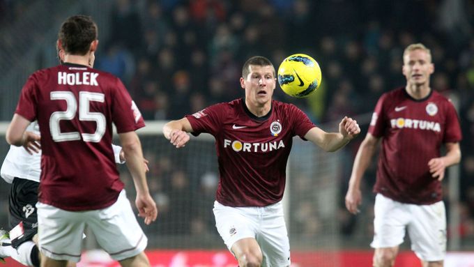 Manuel Pamič zpracovává míč, přihlížejí Mario Holek (vlevo) a Jiří Jarošík