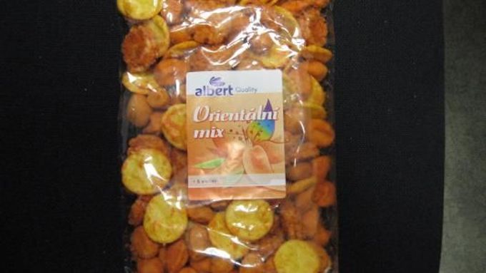 Závadný výrobek: Orientální mix - obalované arašídy s kukuřičnými snacky (balení 225g, datum minimální trvanlivosti 19 JUL 2009, označení šarže 1/9034/8).