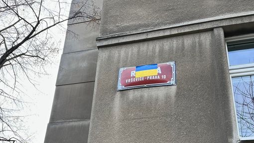 Ruskou ulici v Praze někdo přelepil ukrajinskou vlajkou.