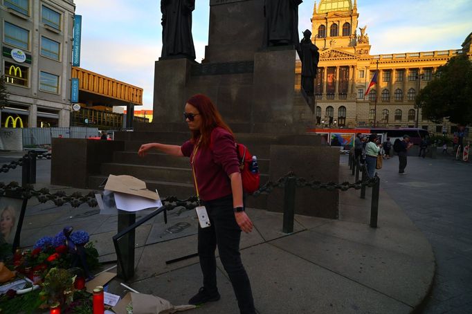 Pietní místo Charlieho Kirka poničila aktivistka Oldřiška Blujová. Ta pak redakci Aktuálně.cz po zveřejnění článku sdělila svůj motiv.