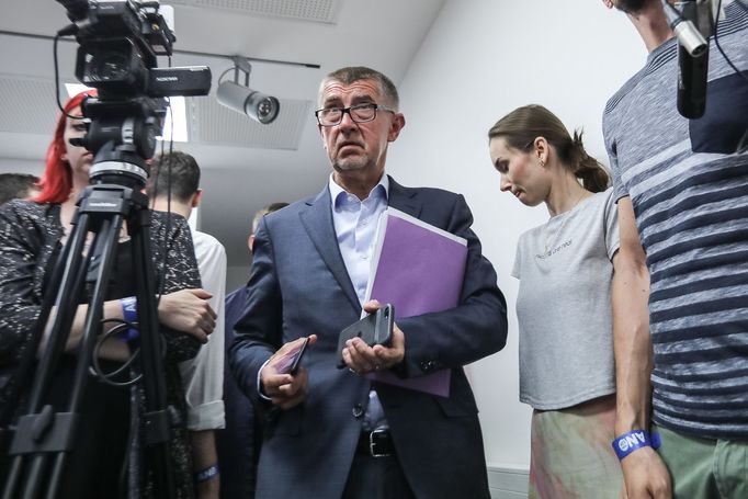 Andrej Babiš a novináři.