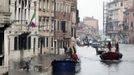 A worker pushes a wheelbarrow of materials during a period of seasonal high water in Venice October 27, 2012. The water level in the canal city rose to 127 cm (50 inches) above the normal level, according to the monitoring institute. REUTERS/Manuel Silvestri (ITALY - Tags: ENVIRONMENT SOCIETY TRAVEL) Published: Říj. 27, 2012, 12:27 odp.