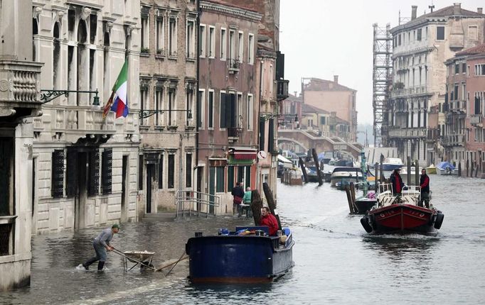 A worker pushes a wheelbarrow of materials during a period of seasonal high water in Venice October 27, 2012. The water level in the canal city rose to 127 cm (50 inches) above the normal level, according to the monitoring institute. REUTERS/Manuel Silvestri (ITALY - Tags: ENVIRONMENT SOCIETY TRAVEL) Published: Říj. 27, 2012, 12:27 odp.