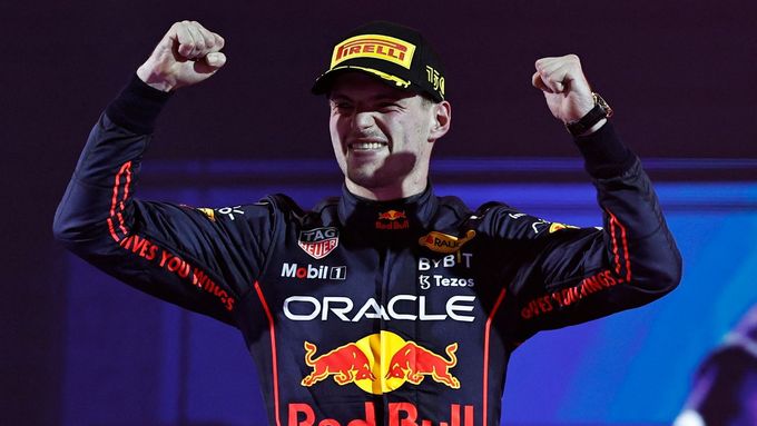 Max Verstappen z Red Bullu slaví vítězství ve VC Saúdské Arábie F1 2022