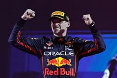 Verstappen po nesmlouvavé bitvě s Leclercem ovládl závod v Saúdské Arábii