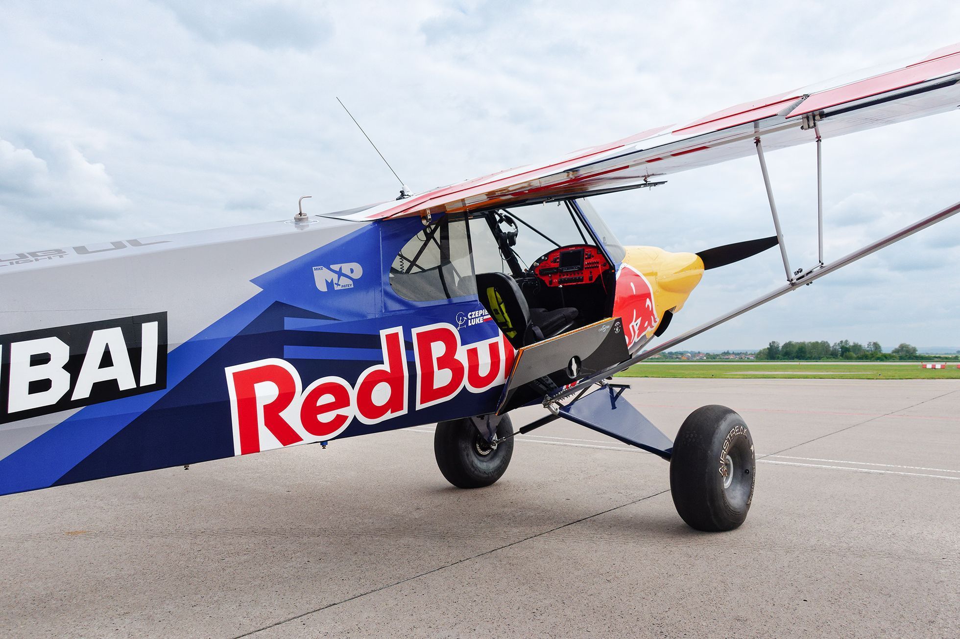 Pilot Łukasz Cziepiela a jeho letadlo, se kterým přistál na střeše mrakodrapu Burž al-Arab, Aviatická pouť Pardubice, květen 2023