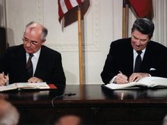 Americký prezident Ronald Reagan a lídr SSSR Michail Gorbačov podepisují v roce 1987 smlouvu INF