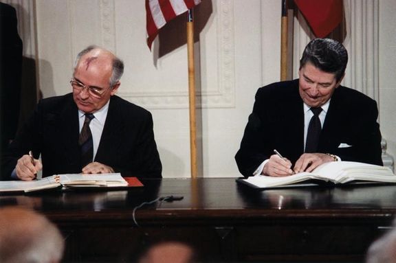 Americký prezident Ronald Reagan a lídr SSSR Michail Gorbačov podepisují v roce 1987 smlouvu INF