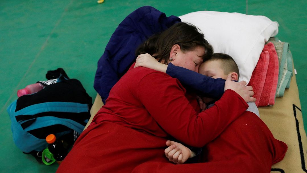 Matka z Ukrajiny odpočívá se svým dítětem v azylovém domě v Tiszabecs poté, co Rusko zahájilo masivní vojenskou operaci proti Ukrajině.