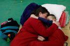 Matka z Ukrajiny odpočívá se svým dítětem v azylovém domě v maďarské obci Tiszabecs.  Ze země před válkou uprchlo už přes půl milionu lidí a nejméně 352 civilistů od začátku ruské invaze zemřelo.