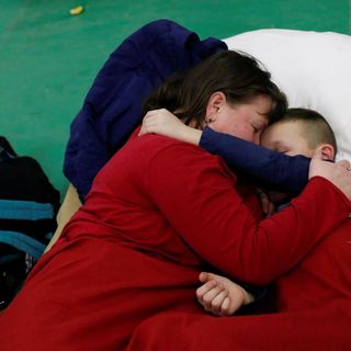 Matka z Ukrajiny odpočívá se svým dítětem v azylovém domě v Tiszabecs poté, co Rusko zahájilo masivní vojenskou operaci proti Ukrajině.