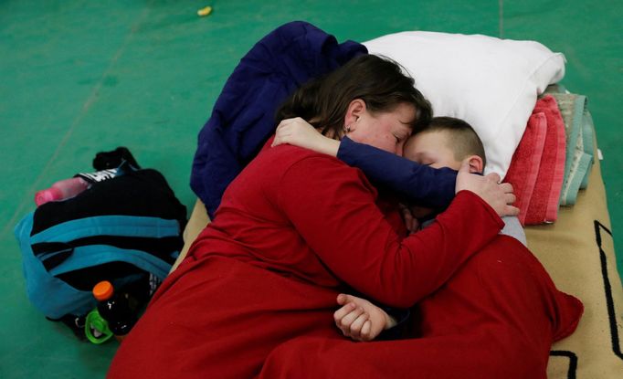 Matka z Ukrajiny odpočívá se svým dítětem v azylovém domě v Tiszabecs poté, co Rusko zahájilo masivní vojenskou operaci proti Ukrajině.