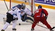 Tomáš Plekanec (v červeném) v oslabení překonává finského brankáře Fredrika Norrenu. Vlevo Petteri Nummelin.