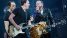 Bryan Adams při červnovém koncertu v dánském Odense.