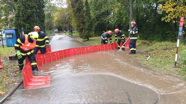 Hladiny řek dále stoupají, na dvanácti je třetí povodňový stupeň. Pršet má celý den
