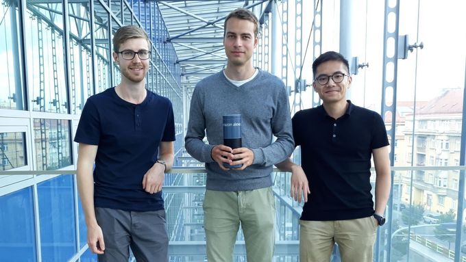 Petr Marek, Ondřej Kobza (v ruce má Alexu) a Van Duy Ta, tři ze členů týmu Alquist, jenž ovládl celosvětovou soutěž Amazonu v konverzující umělé inteligenci.
