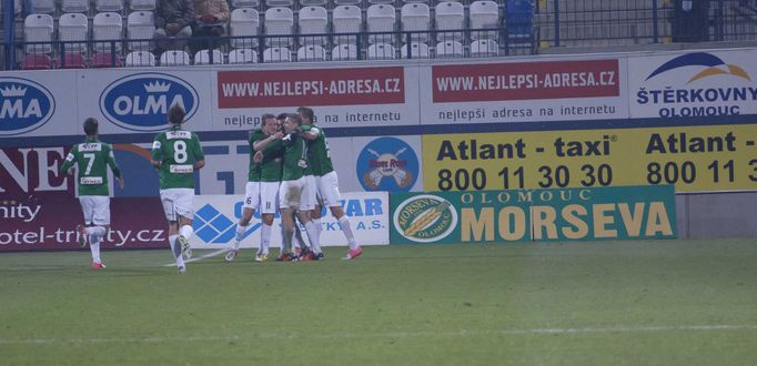 Fotbalisté Jablonce slaví gól v utkání proti Olomouci v Gambrinus lize 2012/13.