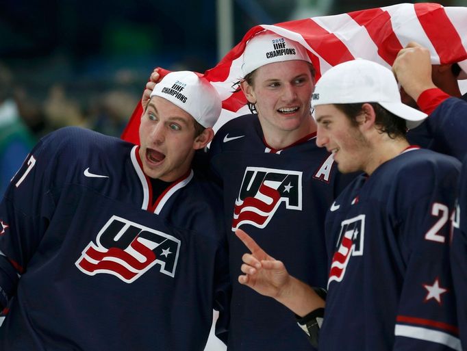 Titul mistra světa si užili také (zleva) Pat Sieloff, Jacob Trouba a Ryan Hartman .