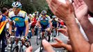 Jezdce stáje Astana povzbuzují fanoušci na trati 6. etapy Tour de France