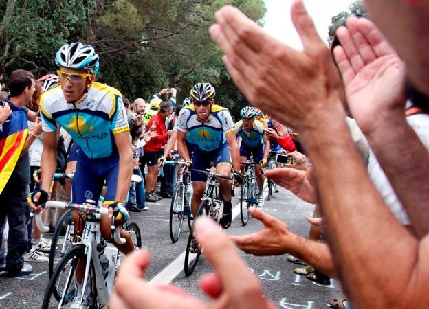 Jezdce stáje Astana povzbuzují fanoušci na trati 6. etapy Tour de France