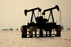Cena ropy roste navzdory víkendovým slibům Saudů