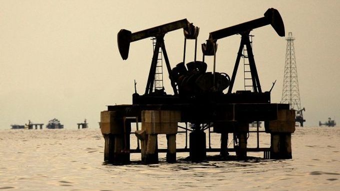 Cena ropy se zvyšuje již od roku 2000. Letos by mohla dosáhnout 110 dolarů za barel.