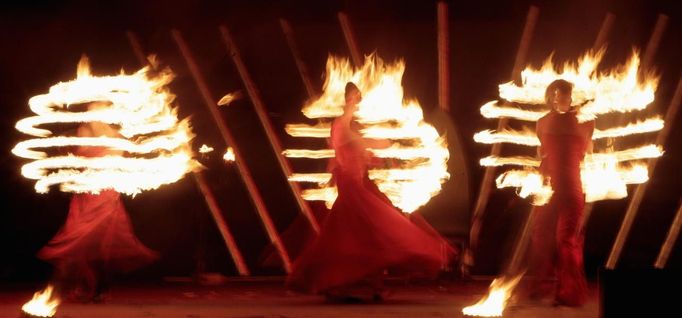 Artists from Russian theatre "Live fires" perform with fire during a fire festival in Minsk, May 19, 2012. REUTERS/Vasily Fedosenko (BELARUS - Tags: SOCIETY) Published: Kvě. 20, 2012, 3:48 dop.