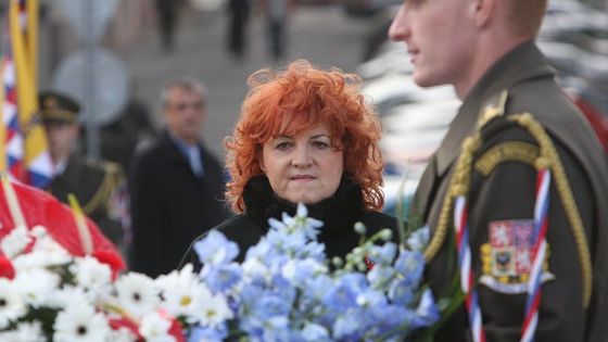 Den veteránů, hromady věnců a jeden unikátní tank